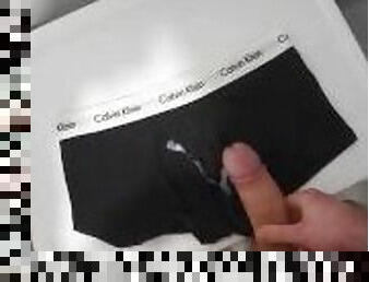 Cum sur mon boxer Calvin Klein