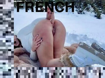 Je Jouis Avec Un Gros SexToy Dans Le Cul En Extérieur Dans La Neige