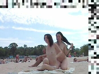 Nudisti, Spiaggia