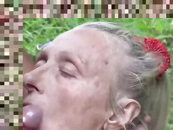 Gros nichons, Grand-mère, Vieux, En plein air, Public, Amateur, Mature, Fellation, Ejaculation sur le corps, Granny